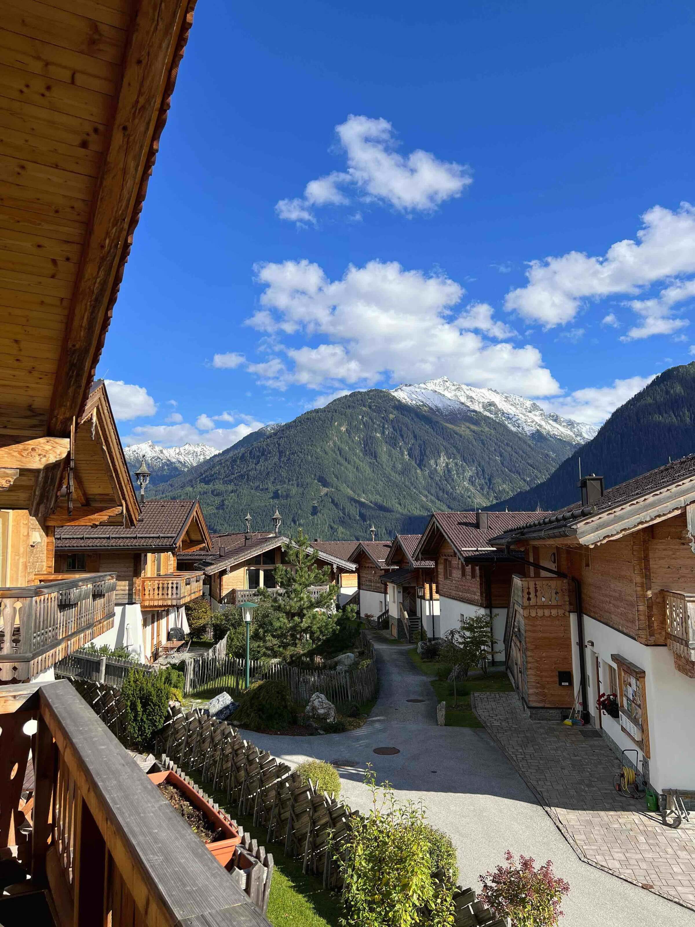 Balkon mit Bergblick — AlpenPura Boutique Chalet