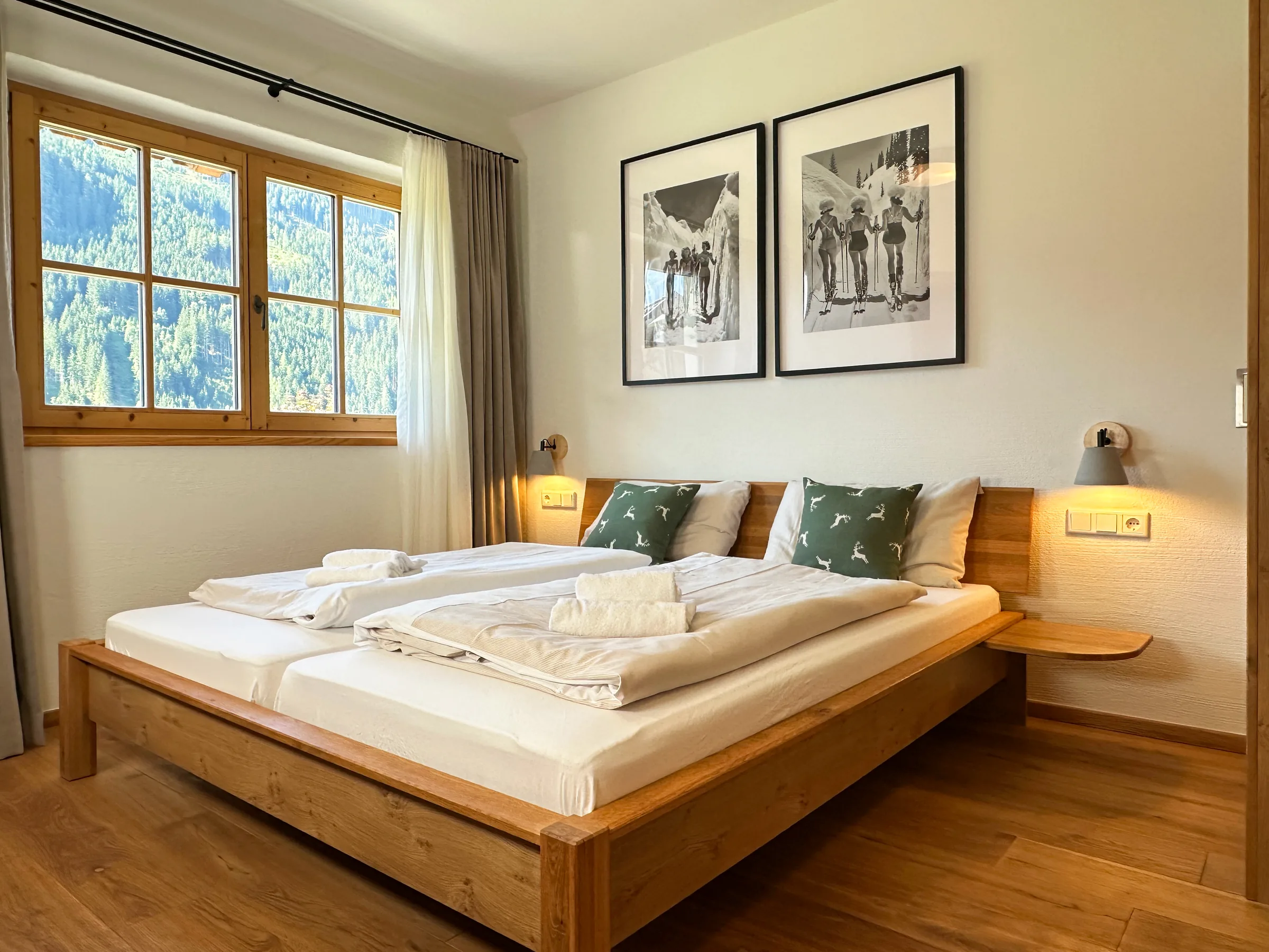 Slaapkamer met kingsize bed — Chalet Gams