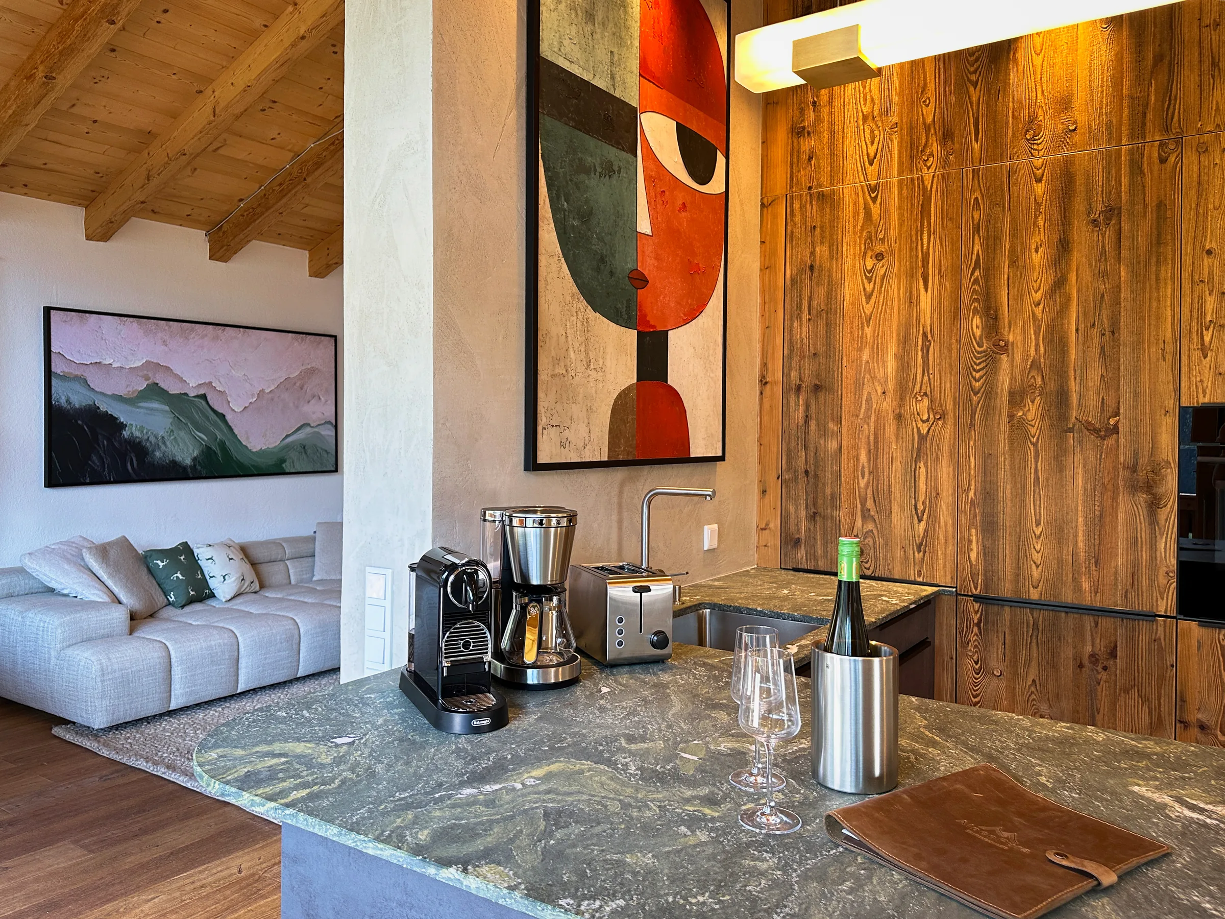 Open woon- en eetgedeelte met kookeiland — Chalet Gams
