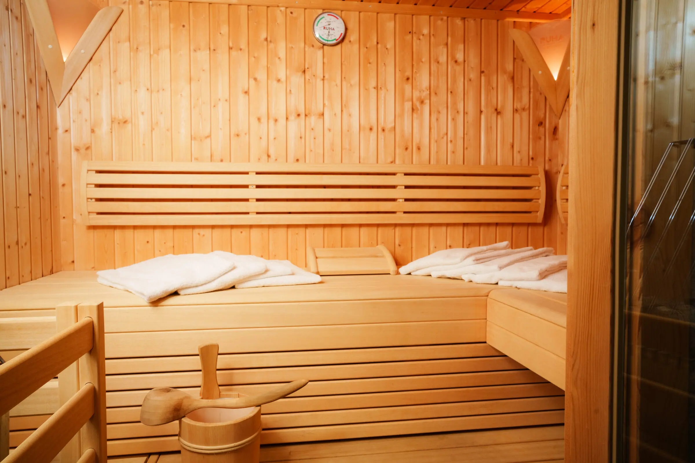 Wellness-Badezimmer mit Sauna — Chalet Steinbock